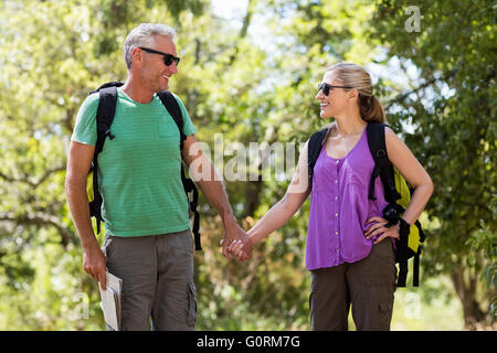 Couple smiling and holding hands chaque autres Banque D'Images