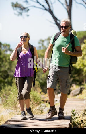 Couple hiking et tenir la main les uns les autres Banque D'Images