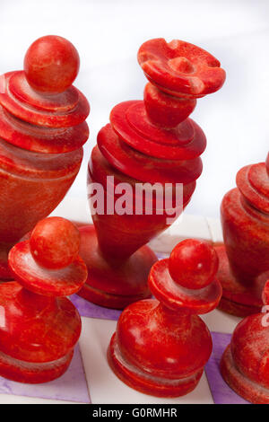 Conseil d'échecs découpe d'albâtre sur fond blanc Banque D'Images