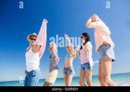 Danse sur la plage d'amis Banque D'Images