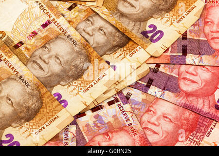 Libre collection de dispersés en Afrique du Sud utilisée vingt et cinquante Rand brown et red bank notes Banque D'Images