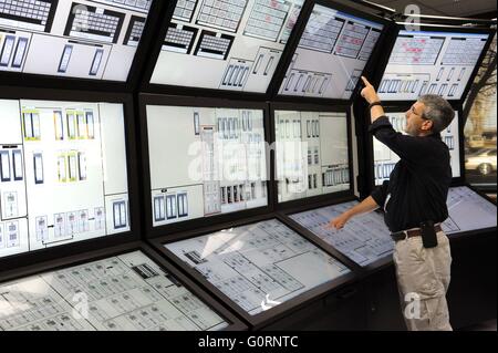 Un scientifique dans le laboratoire de simulation des systèmes humains, une salle de contrôle nucléaire virtuel créé pour tester de nouvelles technologies avant leur mise en oeuvre dans des réacteurs commerciaux à l'Idaho National Laboratory à Idaho Falls, Idaho. Banque D'Images