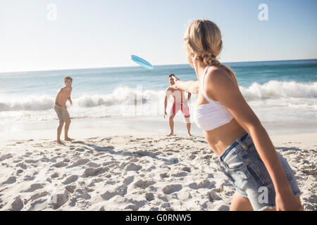 Amis jouant avec un frisbee Banque D'Images