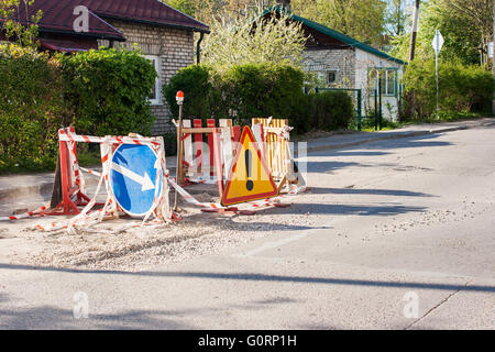 Panneaux d'avertissement jaune et bleu sur la réparation des routes dans la ville Banque D'Images