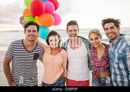 Friends holding balloons Banque D'Images