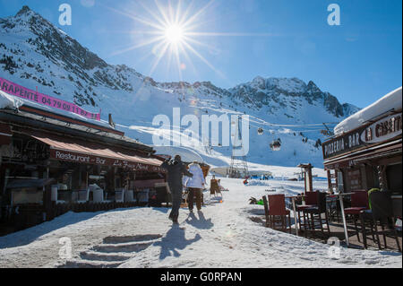 La neige a couvert des restaurants et bars à ski Belle Plagne Village avec décor de montagnes en hiver. Banque D'Images