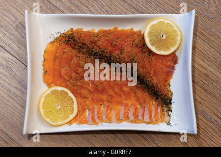 Gravlax on white plate Banque D'Images