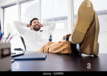A smiling man relaxing in the office Banque D'Images