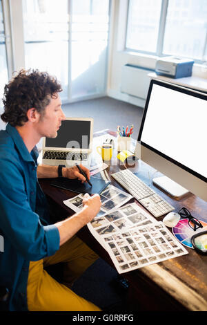 Un homme travaillant sur son ordinateur Banque D'Images
