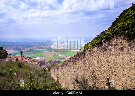 Cortona est une des plus anciennes ville étrusque et étant donné la position élevée 600 s.l.m. Il bénéficie d'une vue magnifique Banque D'Images