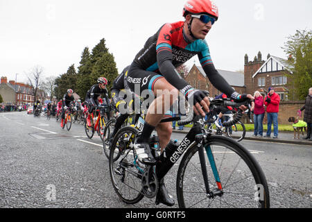 Tristan Robbins dans team Madison Genèse de Grande-bretagne course dans Le Tour de Yorkshire riding grâce à Northallerton, North York Banque D'Images