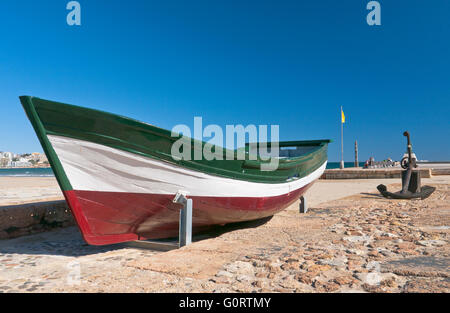 L'ancien et vieux bateau hors de la mer près de port Banque D'Images