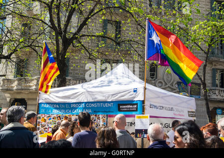 Stand des personnes LGBT appuyant l'indépendance catalane de l'Espagne. Catalan combinée et drapeau arc-en-ciel. Barcelone, 23 avril 2016. Banque D'Images