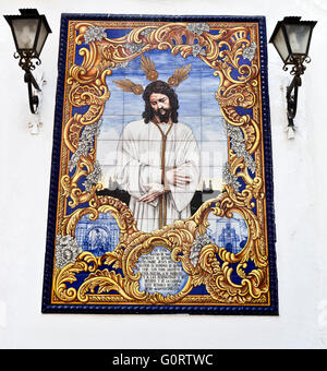 Un azulejo (carreaux de céramique) panneau représentant Jésus Christ sur un mur dans le Compas de San Francisco, Cordoue, Espagne Banque D'Images