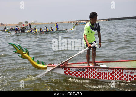 Makassar, Indonésie - Vers novembre 2015. Bateaux-dragons à plage de Losari. Banque D'Images