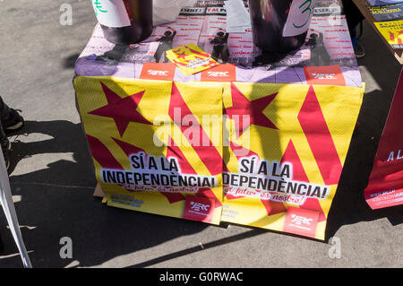 Pro-indépendance à un stand de bannière, une partie en faveur d'JERC Catalan l'indépendance de l'Espagne. Barcelone, 23 avril 2016. Banque D'Images
