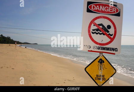 Holloways Beach fermé pour cause de présence de stingers marine (méduses), Cairns, Queensland, Australie. Pas de monsieur ou PR Banque D'Images