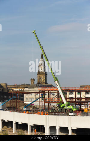 Les travaux de construction en cours sur le nouveau bus Bolton d'échange avec une grue mobile de levage de charpente métallique en place. Banque D'Images