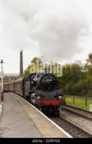 Classe 4 standard machine à vapeur 80080 hauling son train à Rawtenstall station sur l'East Lancashire Railway. Banque D'Images