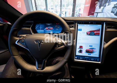 Le tableau de bord numérique sur la Model S à l'intérieur de la voiture électrique Tesla car showroom sur Kurfurstendamm, Kudamm, dans la région de Charlottenburg, Berlin, Allemand Banque D'Images