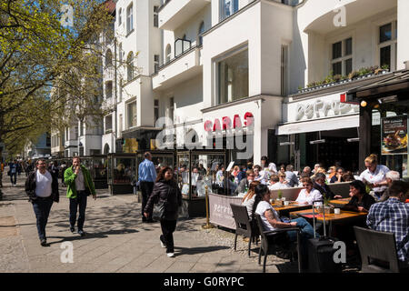 L'extérieur de l'occupé cafés sur Kurfurstendamm, Kudamm, à Charlottenburg, Berlin, Allemagne Banque D'Images