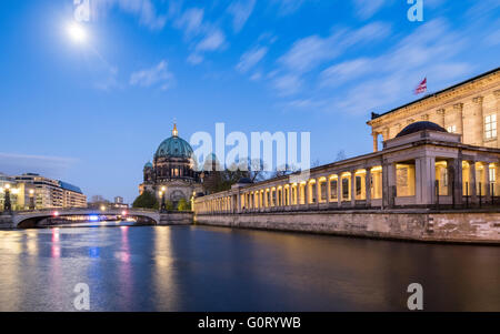 Avis de Museumsinsel (île des Musées) à travers la rivière Spree à Berlin ou à l'arrière de la cathédrale Dom Mitte Berlin Allemagne Banque D'Images