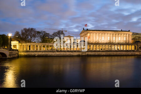 Vue de la nuit de l'Alte Nationalgealerie sur Museumsinsel (île des Musées) à travers la rivière Spree Berlin Mitte Allemagne Banque D'Images