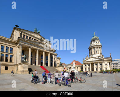 Vue sur la place Gendarmenmarkt avec Konzerthaus sur la gauche à Mitte Berlin Allemagne Banque D'Images