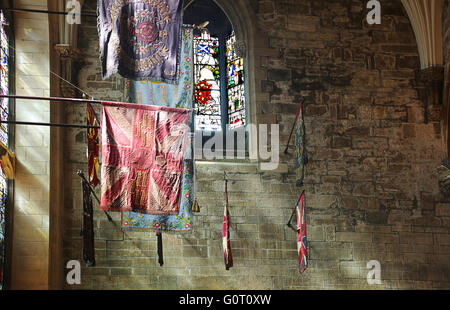 Les couleurs régimentaires à la Cathédrale Saint-Gilles d'Édimbourg en Écosse... Banque D'Images