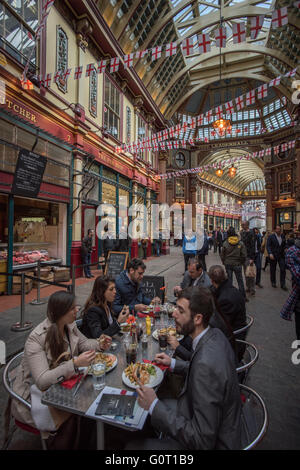 City of London, Londres, Angleterre, Royaume-Uni. 19 avril 2016 types de verre à l'heure du déjeuner Ville de Leadenhall Market. Leadenhall Market est un marché couvert à Londres, situé sur Gracechurch Street mais avec l'accès des véhicules également disponible via Whittington Avenue au nord et de Lime Street au sud et à l'Est et l'accès des piétons supplémentaires via un certain nombre de passages étroits. Il est l'un des plus anciens marchés de Londres, datant du 14ème siècle, et est situé dans le centre historique de la ville de Londres quartier financier. Banque D'Images