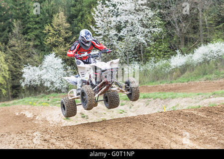 Quad rider en rouge est de sauter dans le terrain Banque D'Images