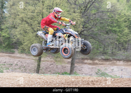 Quad racer de dynamique en rouge saute Banque D'Images