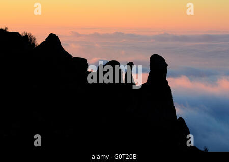 Silhouette de rocks in sunlit clouds at sunrise, en Crimée. Banque D'Images