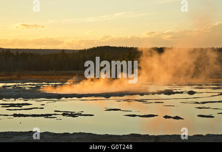 WY01609-00...WYOMING - Grande Fontaine Geyser au coucher du soleil sur le lac Firehole Drive dans le Parc National de Yellowstone. Banque D'Images