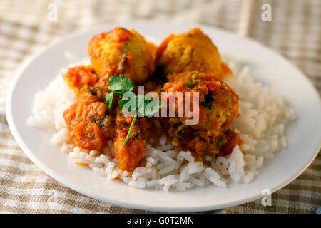 Boulettes de poulet sain à la sauce tomate sur le riz Banque D'Images