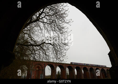 Whalley un grand village de la vallée de Ribble, sur les rives de la rivière Calder dans le Lancashire. Connu localement comme 'Whalley Arches', Wha Banque D'Images