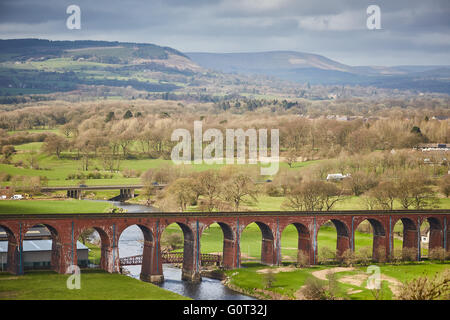 Whalley un grand village de la vallée de Ribble, sur les rives de la rivière Calder dans le Lancashire. Connu localement comme 'Whalley Arches', Wha Banque D'Images