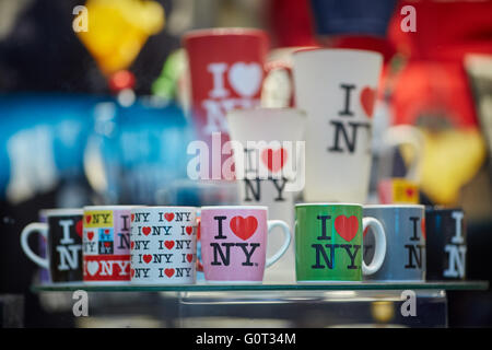 New York Times Square, Broadway gift i luv love ny nyc tasses tasses présente affiché dans la fenêtre cadeaux close up love heart Banque D'Images