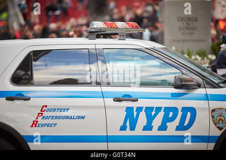 New York Times Square, Broadway Professionnalisme Respect courtois NYPD suv voiture close up bleu blanc policier pcso p.c.s.o. Banque D'Images