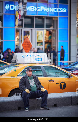 New York Times Square, Broadway pause repos sommeil l'homme de la rue dans la pauvreté sans argent pauvres délabré privés négatifs pays sale Banque D'Images