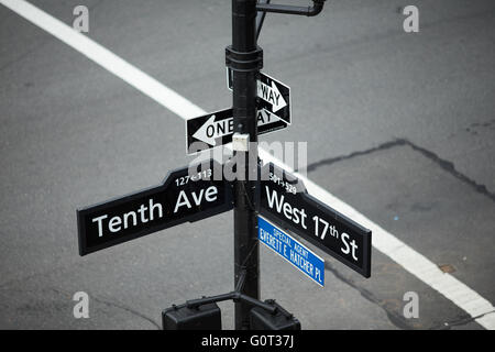 New York 10e Ave West 17th street sign du Ligne haute (aussi connu comme le parc High Line) est un parc linéaire construit à Manhat Banque D'Images