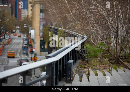 New York montrant street au-dessous de la ligne haute (aussi connu comme le parc High Line) est un parc linéaire construit à Manhattan sur une console Banque D'Images