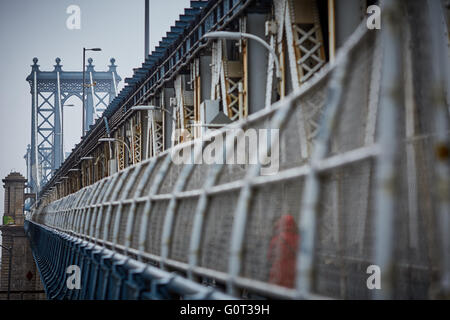 New York Manhattan Bridge est un pont suspendu qui traverse l'East River à New York, reliant le sud de Manhattan à Banque D'Images