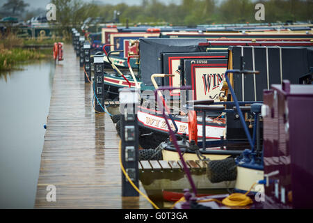 Marina sur pilotis, soudé Lane, Newhall, Nantwich, Cheshire terne journée humide intérieure gris gris météo Banque D'Images