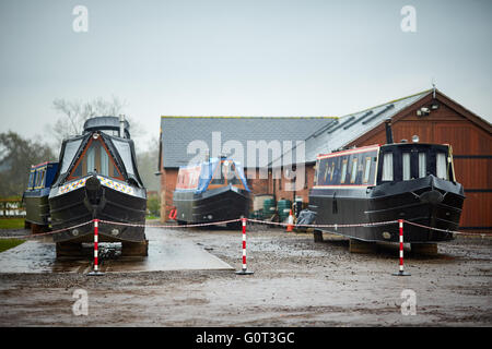 Marina sur pilotis, soudé Lane, Newhall, Nantwich, Cheshire terne journée humide intérieure gris gris météo dry dock sur terre l'atelier de réparation r Banque D'Images