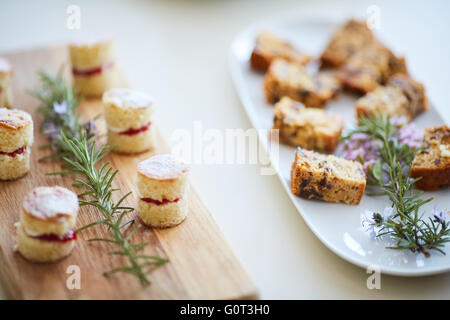 Échantillons d'ofsweek parti sur des plateaux de nourriture buffet de gâteaux professional Banque D'Images