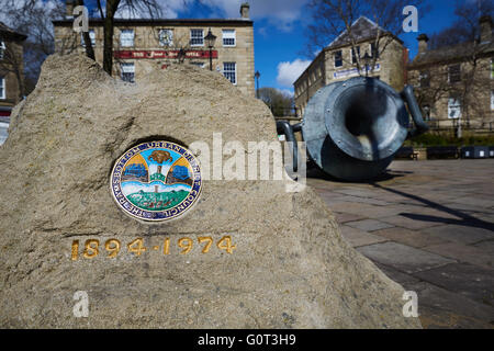 Rams bas public art armoiries Ramsbottom est sur la voie de l'Irwell Sculpture Trail. Le "Vase incliné' par Edward Alli Banque D'Images