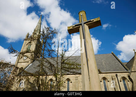 Rams bas public art armoiries Ramsbottom village Ashton brothers a fait don de terres agricoles comme site pour l'église St Paul qui c Banque D'Images