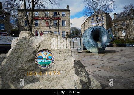 Rams bas public art armoiries Ramsbottom est sur la voie de l'Irwell Sculpture Trail. Le "Vase incliné' par Edward Alli Banque D'Images