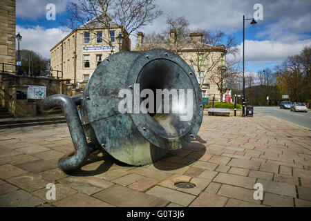 Rams bas public art armoiries Ramsbottom est sur la voie de l'Irwell Sculpture Trail. Le "Vase incliné' par Edward Alli Banque D'Images